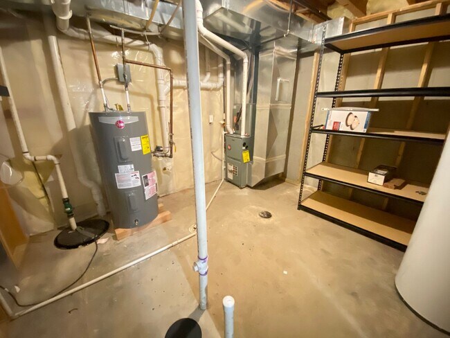 Building Photo - Four bed/2.5 bath townhome for August 2026!