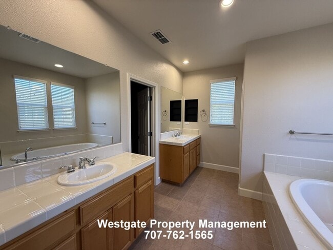 Building Photo - 1708 Southridge Dr
