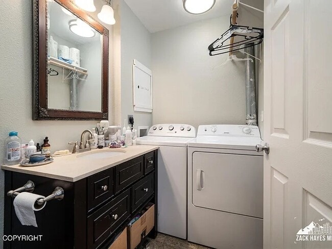 Building Photo - Charming 2-Bedroom Condo for Rent in East ...