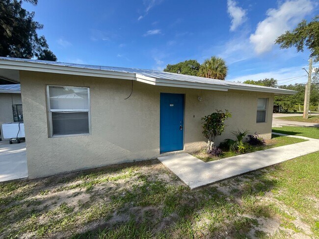 Building Photo - 2 Bedroom 2 Bathroom 1/2 Duplex