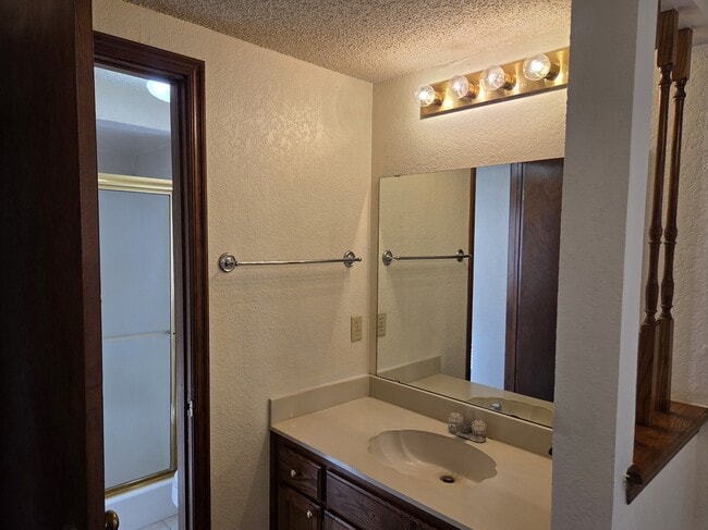 Building Photo - 2122 Meench Dr