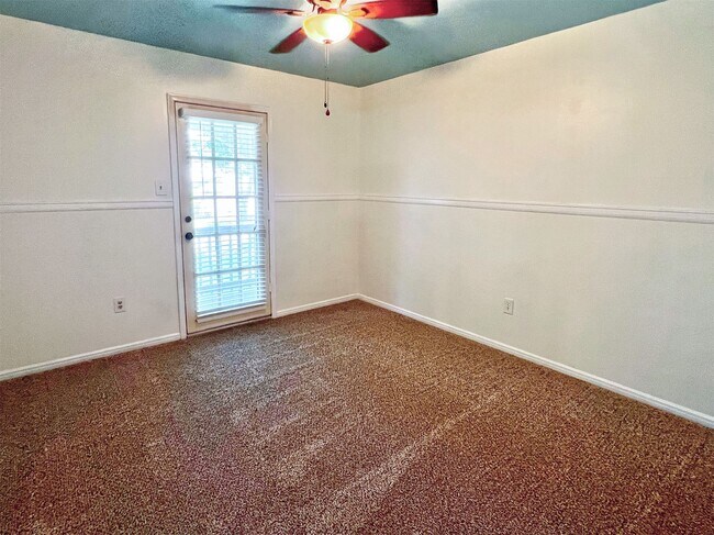 Building Photo - 16902 Summit Oaks Ln