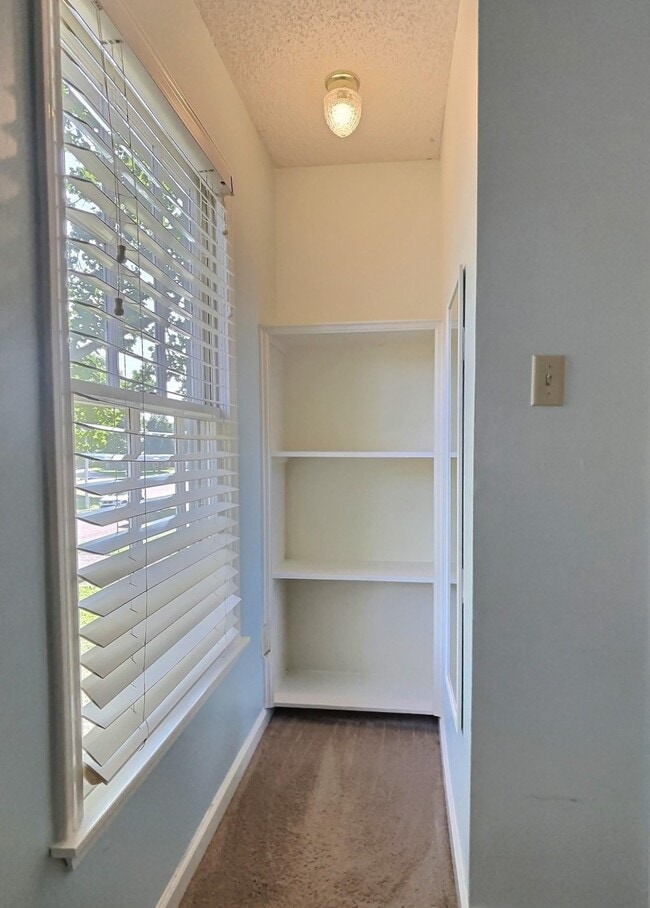 Building Photo - 383 E Valleywood Dr