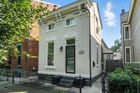 Building Photo - Two Bedroom in Newport!