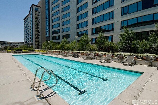 Building Photo - 260 King St