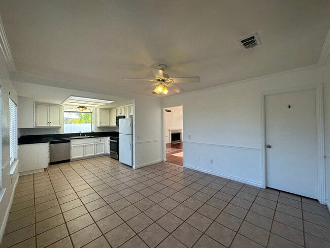 Building Photo - 39542 Del Val Dr