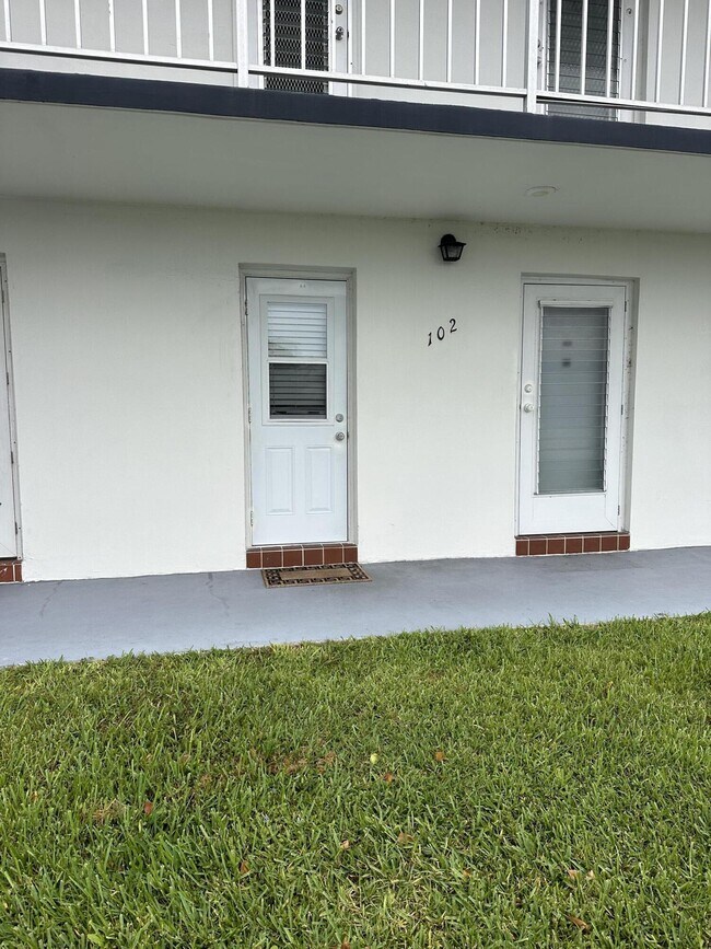 Building Photo - 1113 Lake Terrace