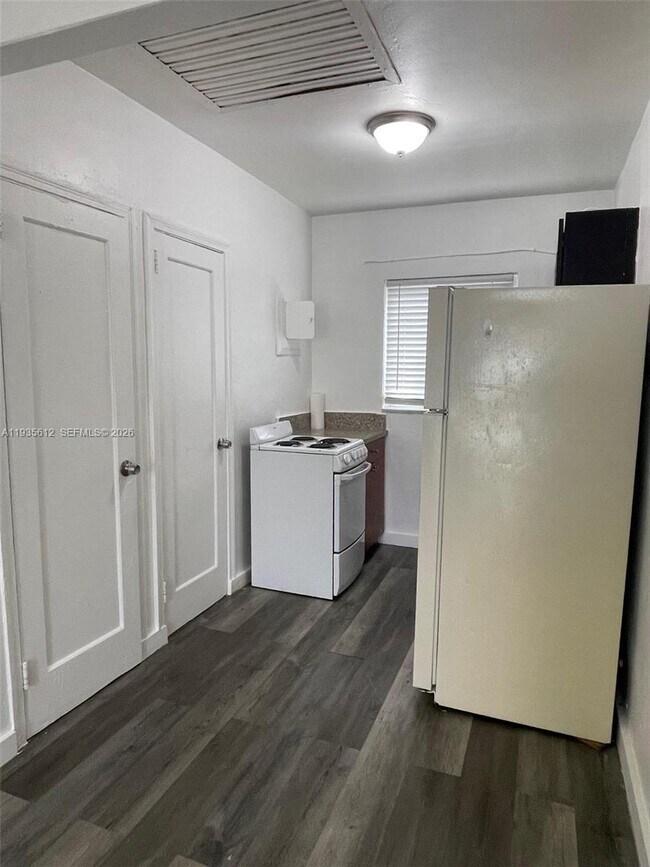 Building Photo - 430 SW 6th Ave