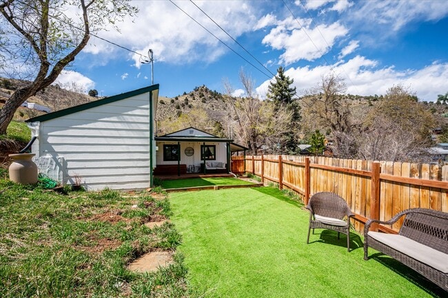 Building Photo - 2733 S Riverview Dr