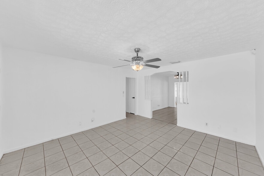 Building Photo - 6013 W Knox St