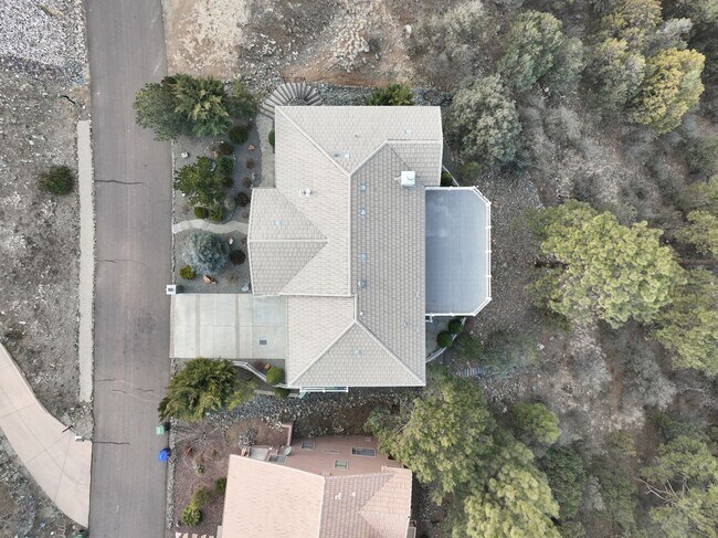 Building Photo - Incredible Home with Lake Views!