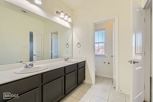 Building Photo - 1341 Lakecrest Ln