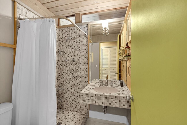 Building Photo - 234 Pine Ave