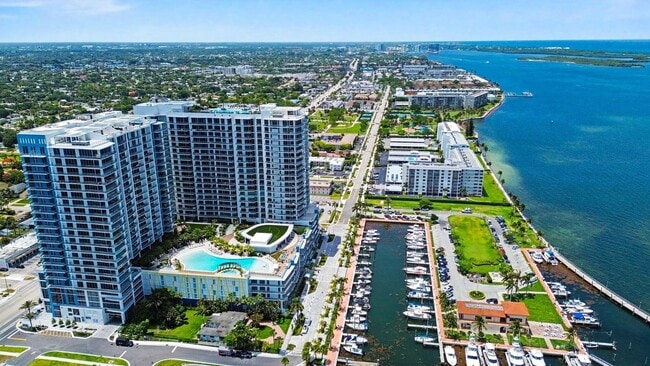 Building Photo - 220 Lake Shore Dr
