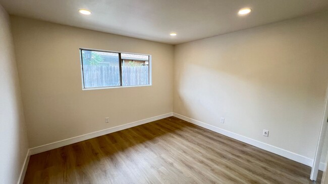 Building Photo - Beautifully Remodeled 1 Bedroom Condo in O...