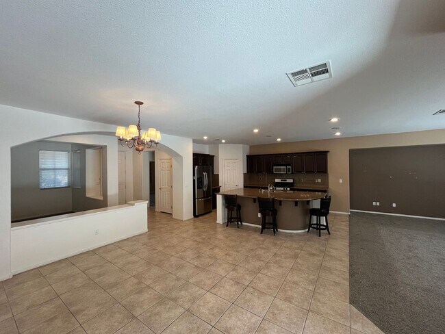 Building Photo - Large single story house for rent