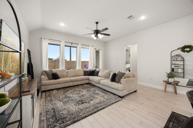 Building Photo - 8711 Hbr Pnes Dr