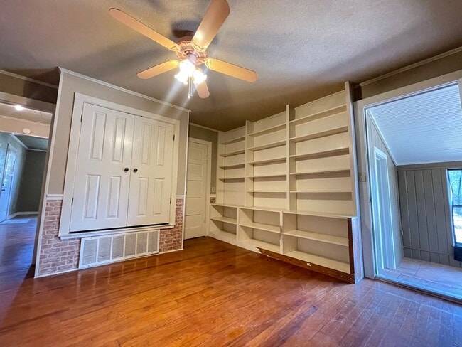 Building Photo - 1 Month Free Rent!! FarmHouse with Room for Everyone