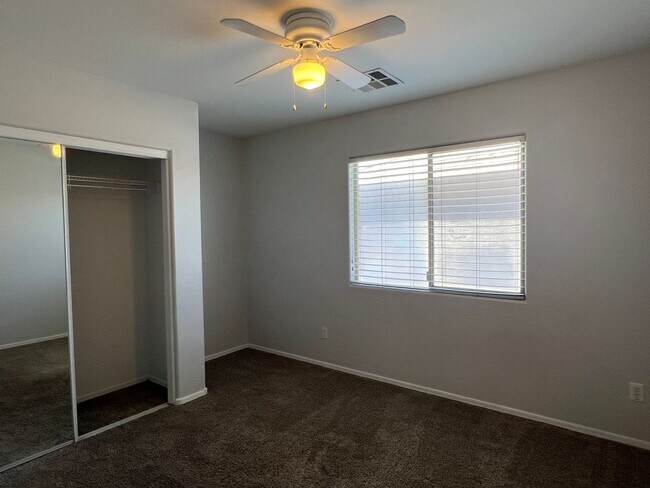 Building Photo - 4 bed, 2.5 bath, 1,741 sqft