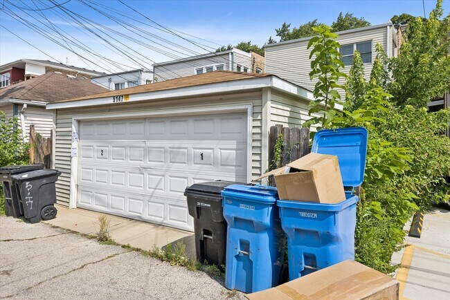 Building Photo - 5147 W Cullom Ave