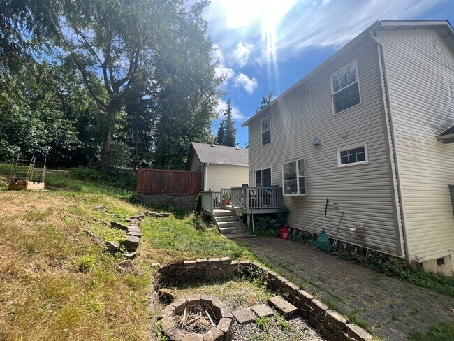Building Photo - 3 Bed 1.5 half bath House Close to WWU and...