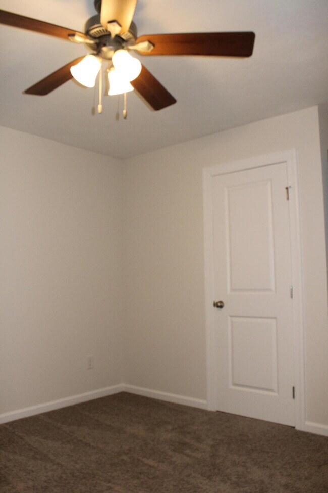 Building Photo - 846 Lillian Pk Dr