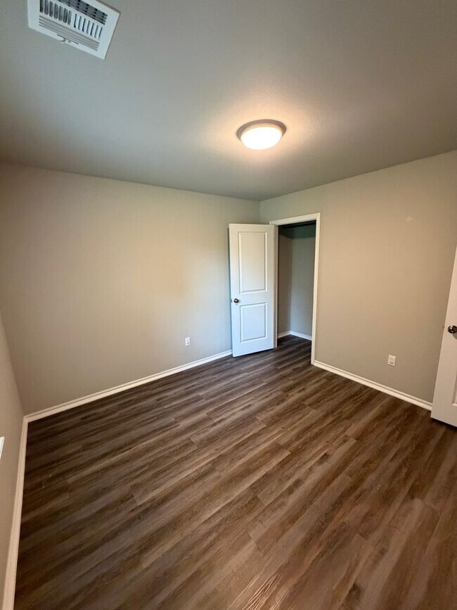Building Photo - 3 Bed | 2 Bath Luxury Duplex