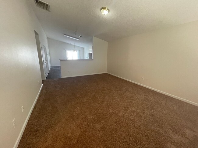 Building Photo - 3 bedroom home available in Oak Pointe sub...