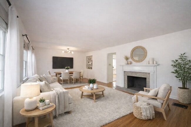 Building Photo - "Charming 2-Bedroom Duplex with Cozy Fireplace on Washington Blvd – Your Ideal Indianapolis Retre...