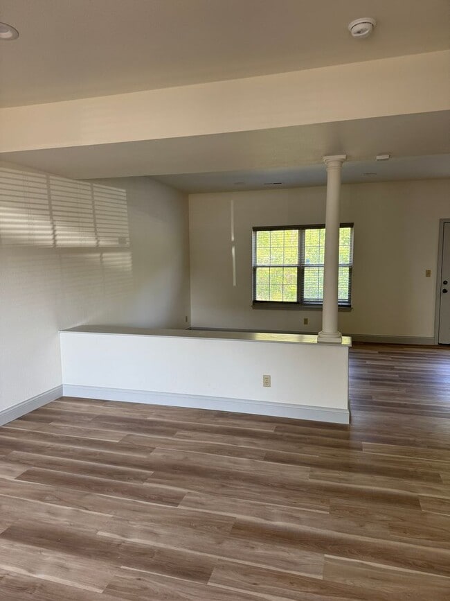 Building Photo - Totally Remodeled