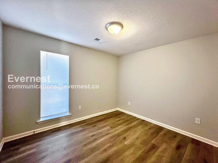 Building Photo - 5637 Kaitlyn Dr W