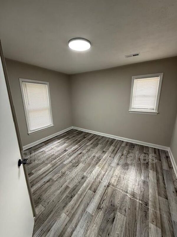 Building Photo - 325 Rich Ave