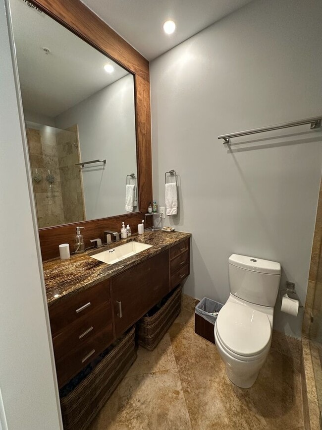 Building Photo - Beautiful 1 Bedroom 1.5 Bath Condo in down...