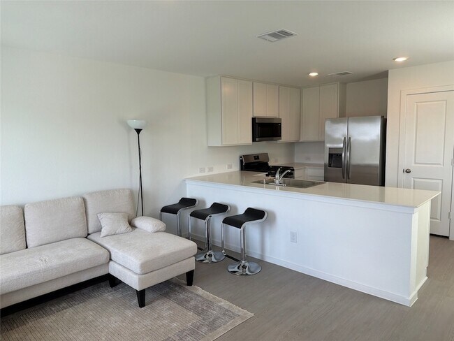 Building Photo - 930 Pertuso Ln