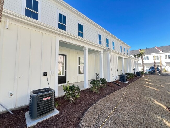 Building Photo - Luxury 2BR Townhome in Market Common | Walkable + Pool | Available Now