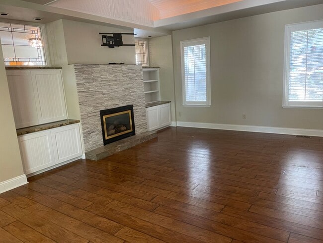 Building Photo - 3 bedroom, 3 bath, entertainment room, lib...