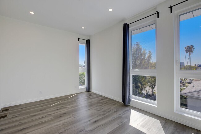 Building Photo - 837 N Kingsley Dr