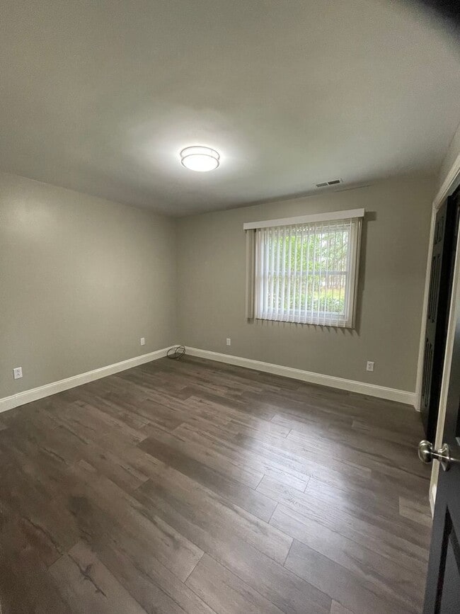 Building Photo - Newly Renovated Home