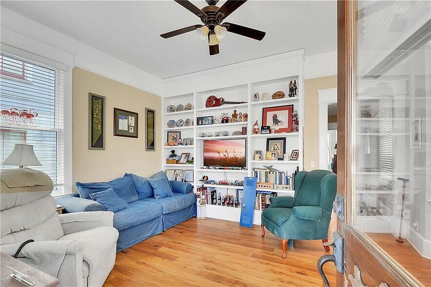 living room - 919 Egmont St