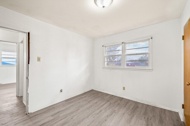 Building Photo - 1505 E Amherst St