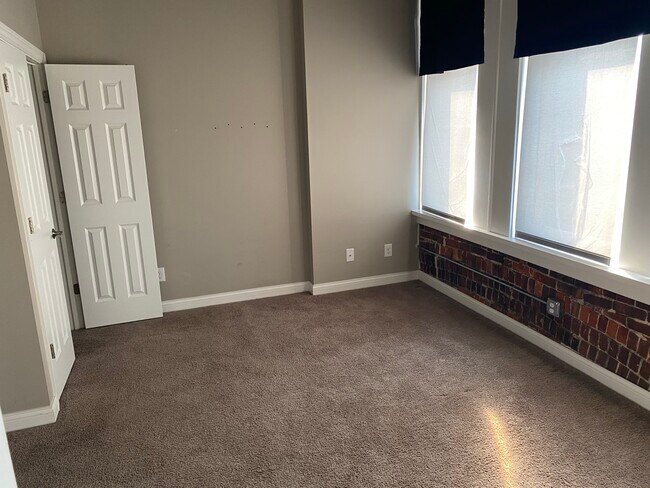 Building Photo - 1534 River Dr