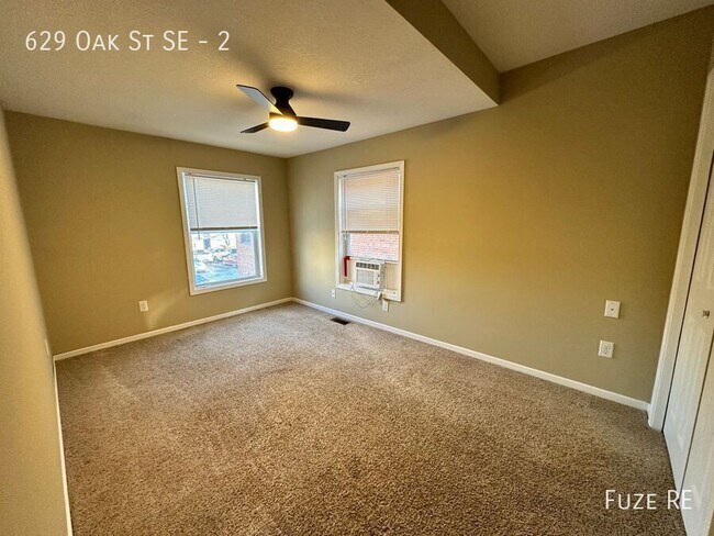 Building Photo - 629 SE Oak St