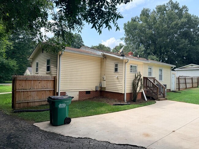 Building Photo - 415 Sells Rd