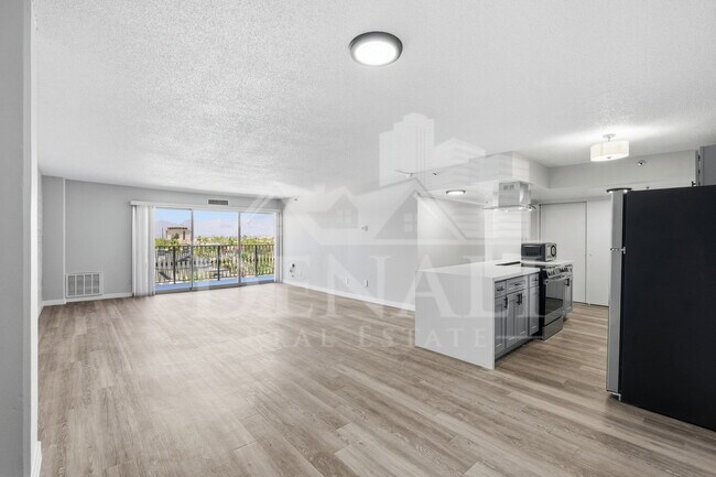 Building Photo - 425 W Paseo Redondo