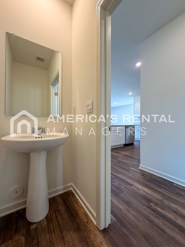 Building Photo - Modern Two Story Living in Doss Ferry - Available NOW!!