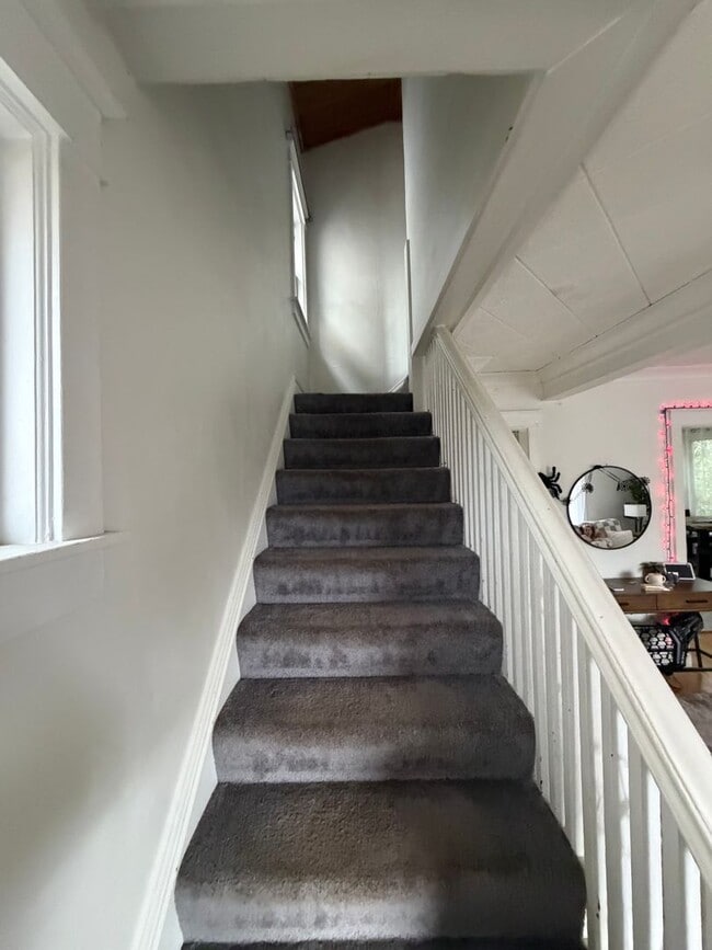 Building Photo - AVAILABLE December! - 3 Bed 1 Bath Home!