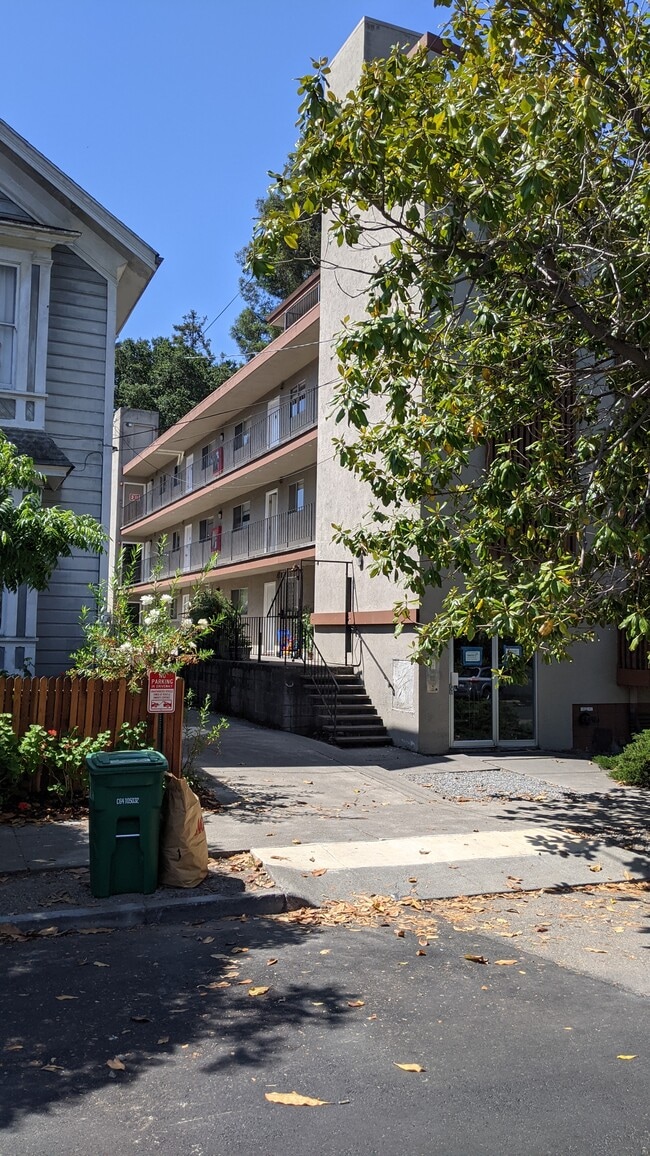 Building Photo - 2212 Blake St