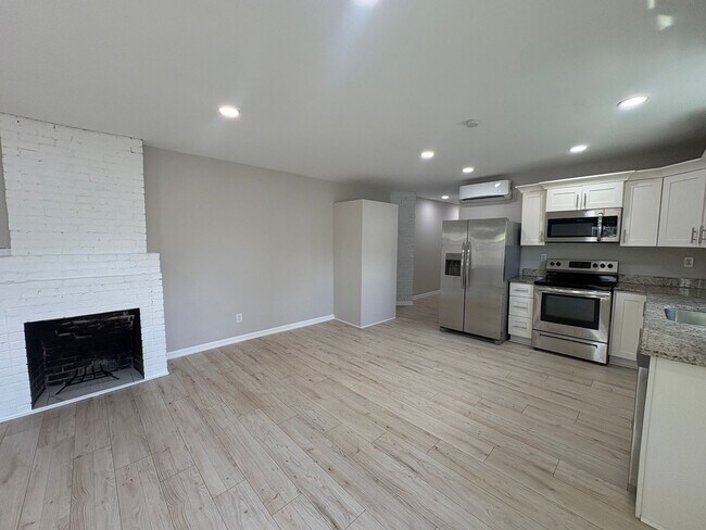 Building Photo - Brand New Renovated 2/1 Available Now!