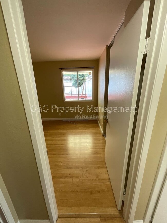 Building Photo - 3872 Tiverton Dr