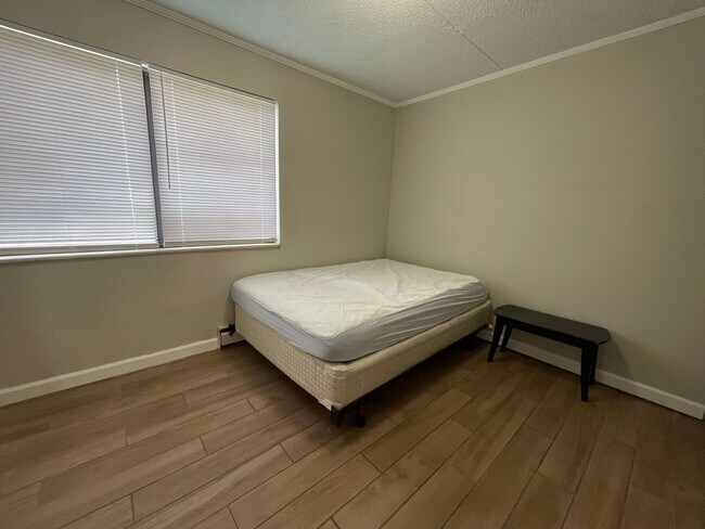 Building Photo - 2 Bedroom and 1 Bath Condominium.  Conveni...